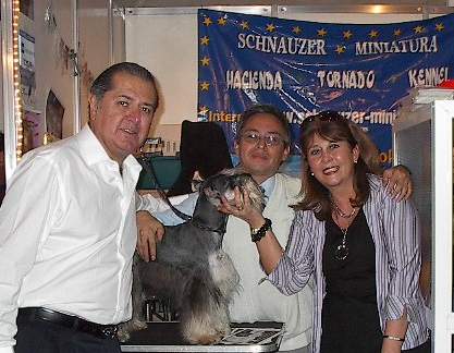 Locutores de la radio con el Schnauzer Miniatura Bucky Twister