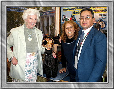 El Dr. Carrillo y su esposa con la celebre Joan l. Huber juez experta del Schnauzer Miniatura
